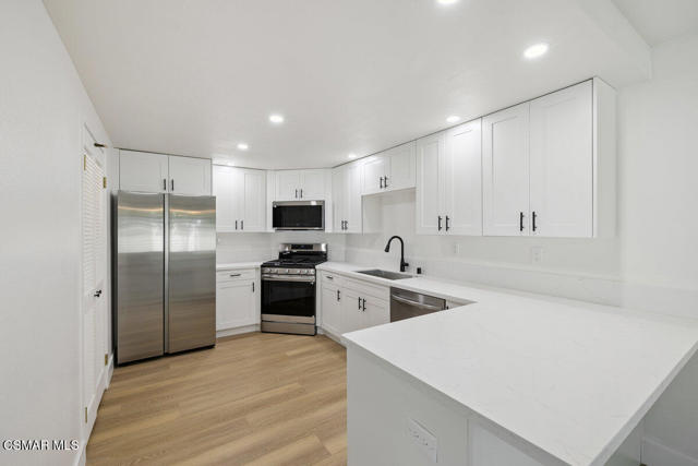 2619 Calle Hermosa, Thousand Oaks CA: https://media.crmls.org/mediaz/e7d7ce14-8d2e-4938-ba28-bc294c3c93a5.jpg