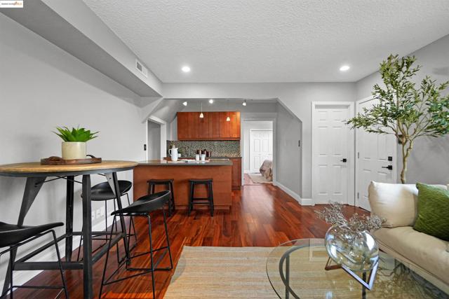 4329 Lawrence Dr, Castro Valley CA: https://media.crmls.org/mediaz/e7d7dbbc-2e05-4a3d-a65c-c4f4a53399c0.jpg