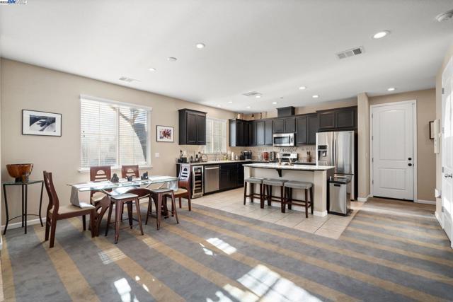 248 Alta St, Brentwood CA: https://media.crmls.org/mediaz/e7d99abb-83ef-4af1-8feb-85cd6414d17d.jpg