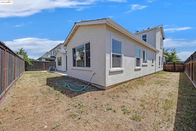 18499 Lewiston Dr, Lathrop CA: https://media.crmls.org/mediaz/e7da691b-9156-4973-80ff-613d0604220c.jpg