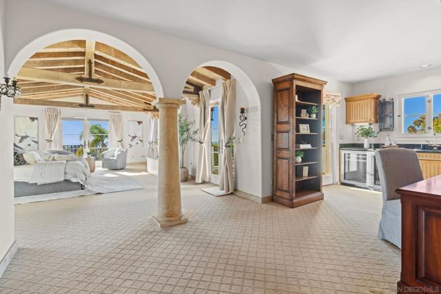 6692 La Jolla Scenic Dr S, La Jolla CA: https://media.crmls.org/mediaz/e7dab3a3-9838-4d76-8841-9e0a0109ff25.jpg