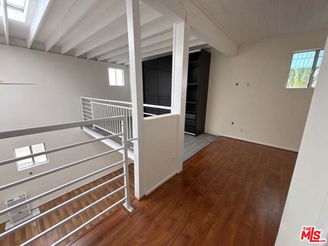 915 Broadway Street, Venice CA: https://media.crmls.org/mediaz/e7dac00c-96cf-4aaf-af41-6db43e0d7464.jpg