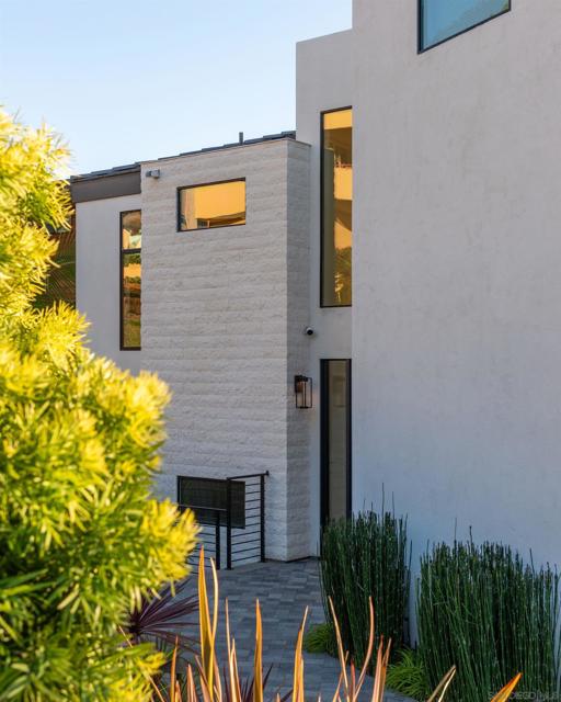 12994 Via Esperia, Del Mar CA: https://media.crmls.org/mediaz/e7db1680-90dc-4e83-8112-fc1513743710.jpg