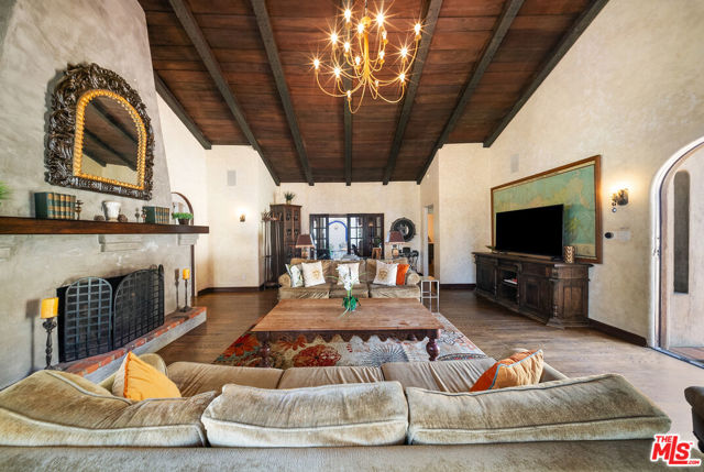 6615 Emmet Terrace, Los Angeles CA: https://media.crmls.org/mediaz/e7db22c2-44c6-4d44-ab45-f859d97f1055.jpg