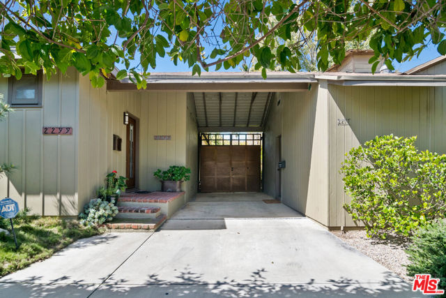 2299 Beverwil Drive, Los Angeles CA: https://media.crmls.org/mediaz/e7db2de1-0056-401a-8520-bd53c97e29d7.jpg