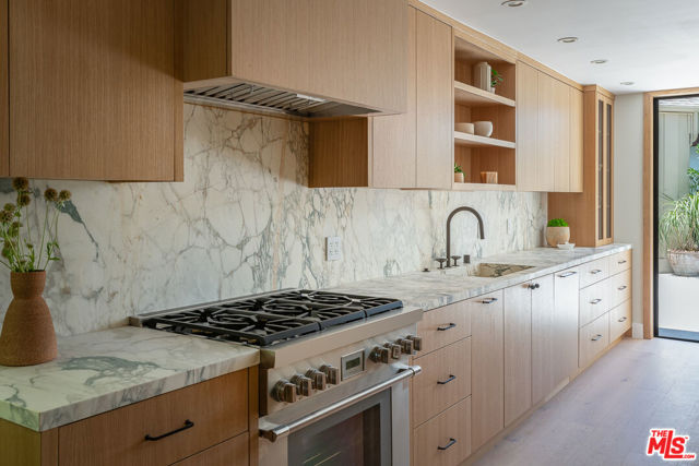 3977 Oeste Avenue, Studio City CA: https://media.crmls.org/mediaz/e7db9fa7-953e-43c0-a96e-e9bdd15e6c62.jpg
