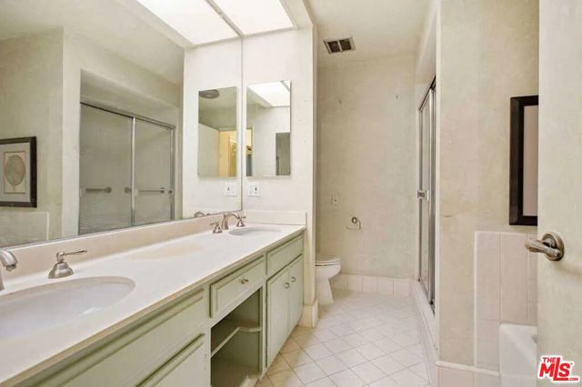 8568 Burton Way, Los Angeles CA: https://media.crmls.org/mediaz/e7dc10ce-eaf3-4364-9ff8-cd153e7b2f97.jpg