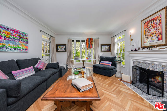 13109 Valley Vista Boulevard, Studio City CA: https://media.crmls.org/mediaz/e7ddfe57-abb1-405a-a7e8-eb2258053851.jpg