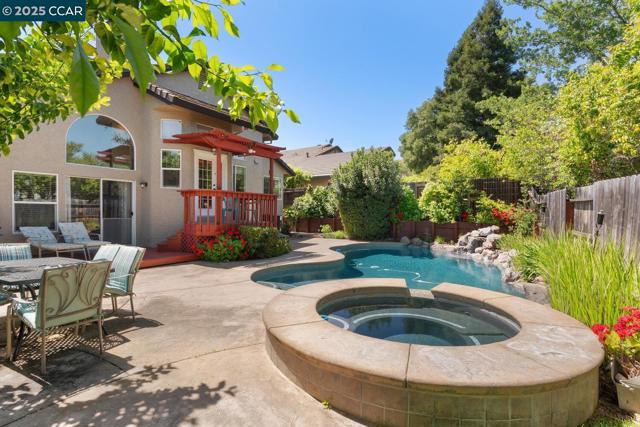 313 Willowwood Ct, Vacaville CA: https://media.crmls.org/mediaz/e7de9020-e5dd-486d-9a0f-0695ce1d9e3a.jpg