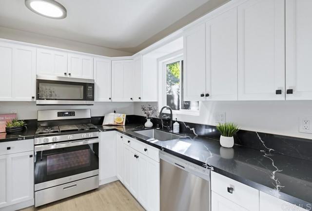 Detail Gallery Image 2 of 65 For 4421 Tremont #27,  San Diego,  CA 92102 - 3 Beds | 2 Baths