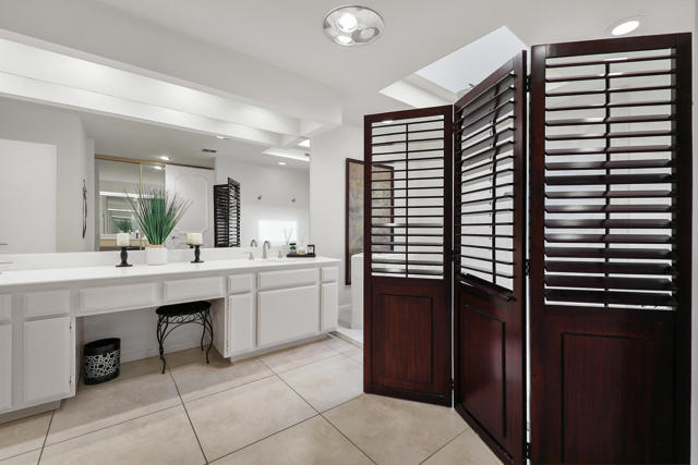 5 Fordham Court, Rancho Mirage CA: https://media.crmls.org/mediaz/e7df2f8d-3c6e-4c87-b4bf-94cc8f3a238b.jpg