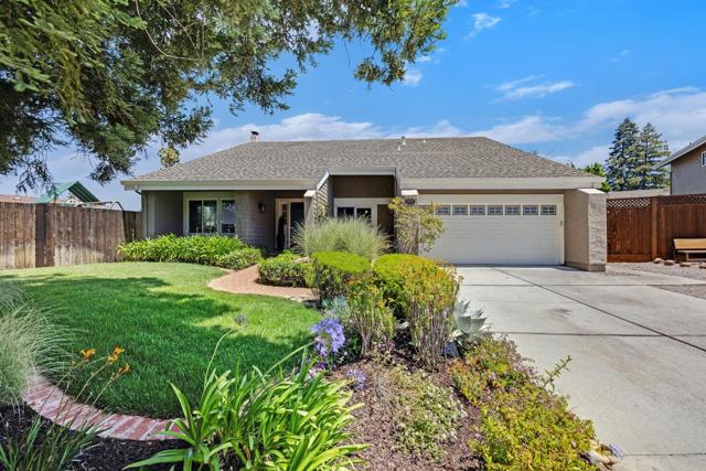 331 Idyllwild Court, Redwood City CA: https://media.crmls.org/mediaz/e7dfe646-6e3b-43e4-9f7c-2fe5cae4511f.jpg