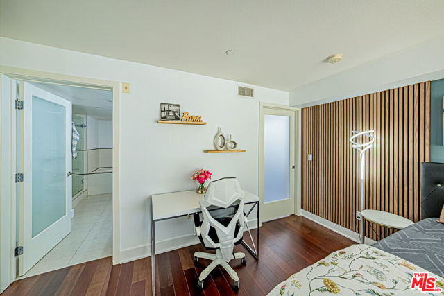 600 S Ridgeley Drive, Los Angeles CA: https://media.crmls.org/mediaz/e7e00ae5-cbf7-4f48-ac81-64a9349b1d4a.jpg