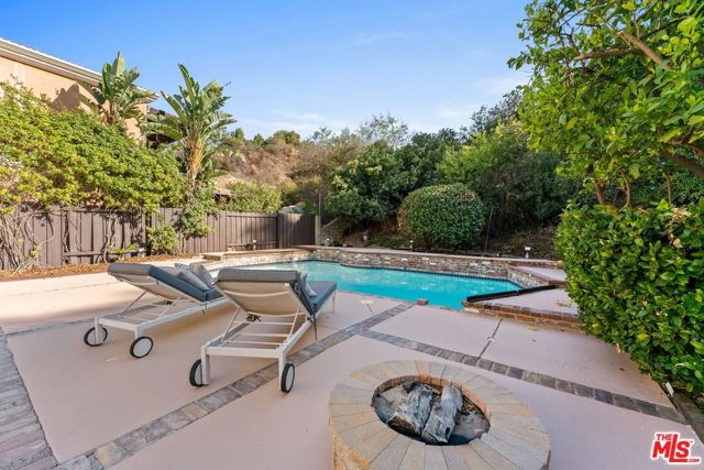 3831 Saint Johnswood Drive, Woodland Hills CA: https://media.crmls.org/mediaz/e7e04c6b-f1b0-416e-89b1-0f9d572ce555.jpg