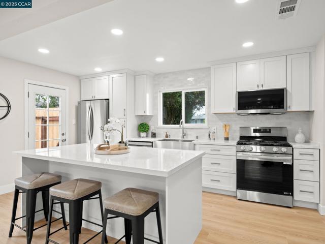4285 Carter Ct, Concord CA: https://media.crmls.org/mediaz/e7e0a2a7-434d-4936-90f8-de38de7faf55.jpg