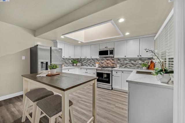 2702 Chinook Ct, Union City CA: https://media.crmls.org/mediaz/e7e1202e-adc9-486d-a7f8-6e327088159b.jpg
