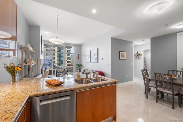 550 Front St, San Diego CA: https://media.crmls.org/mediaz/e7e17864-2570-4154-ab48-40650b73aa19.jpg