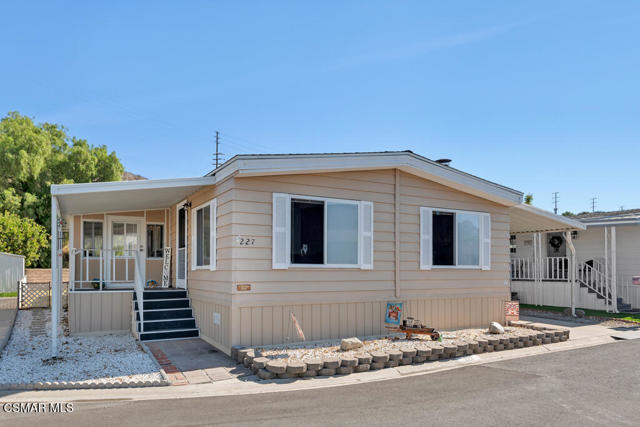 15750 Arroyo Drive, Moorpark CA: https://media.crmls.org/mediaz/e7e1e547-3a5b-48d4-b58e-0535456ea72b.jpg