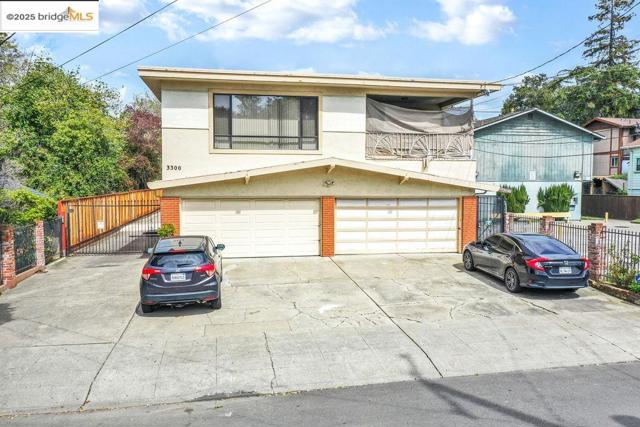 3300 Brookdale Ave, Oakland CA: https://media.crmls.org/mediaz/e7e336dc-b75c-4951-b90b-0e1737b61f43.jpg