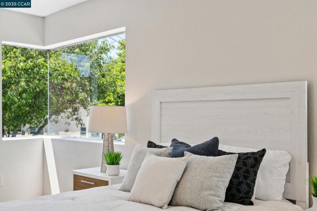 1017 45Th St, Emeryville CA: https://media.crmls.org/mediaz/e7e34a5c-f516-4cd0-b621-38ff7aa0b1d1.jpg