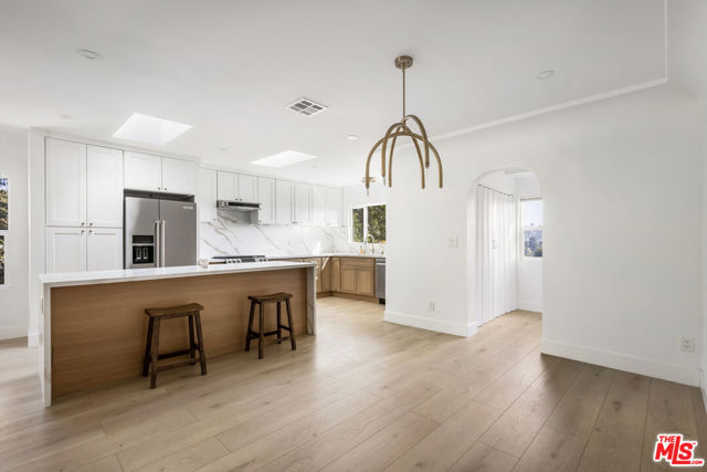 1402 Allesandro Street, Los Angeles CA: https://media.crmls.org/mediaz/e7e3f383-83e4-4341-8f3b-49ff24c6bf73.jpg