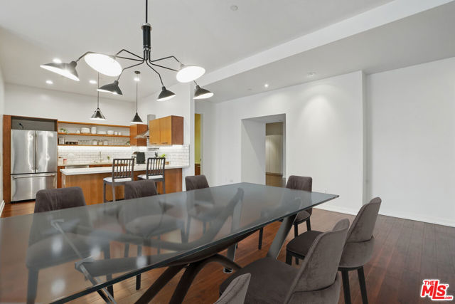 801 S Grand Avenue, Los Angeles CA: https://media.crmls.org/mediaz/e7e42a60-c6c7-400f-a423-e838133be9ab.jpg