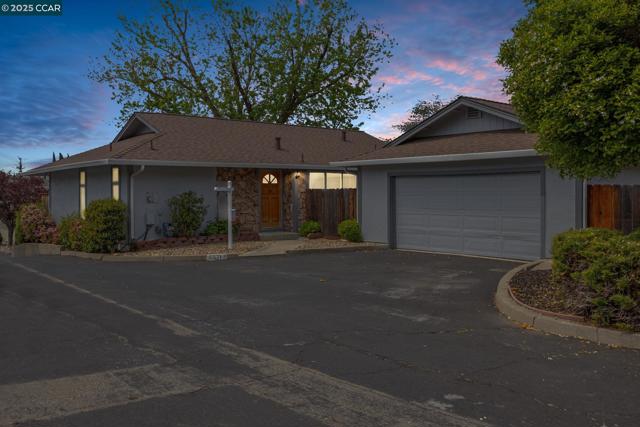 5571 Sepulveda Ct, Concord CA: https://media.crmls.org/mediaz/e7e4679b-860d-4f26-92d0-a4f698144636.jpg