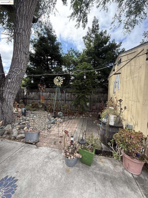 2821 Ponderosa Drive, Concord CA: https://media.crmls.org/mediaz/e7e50e6a-c68b-41aa-9188-d4b190082fc0.jpg