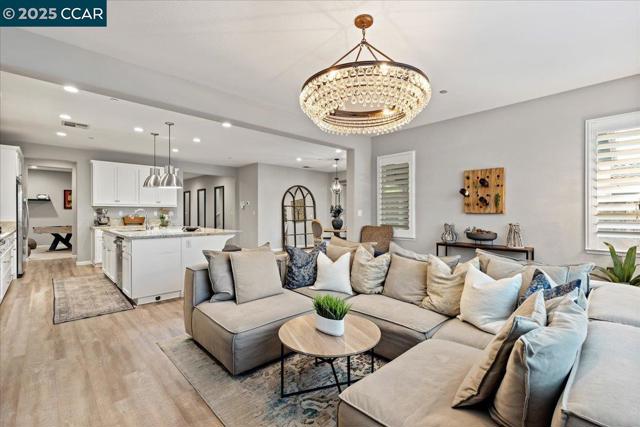 369 Parkfield Way, Oakley CA: https://media.crmls.org/mediaz/e7e51765-1529-4fd5-80d5-aaa30f54c1c9.jpg