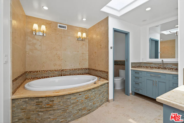 322 25th Street, Santa Monica CA: https://media.crmls.org/mediaz/e7e52a1e-82f5-4f87-9dfd-98a3abd6676e.jpg