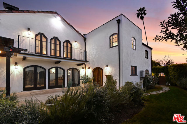 4352 Forman Avenue, Toluca Lake CA: https://media.crmls.org/mediaz/e7e7b9c2-f9ed-44dc-a8c3-fdb730e5e192.jpg