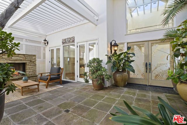 26908 Malibu Cove Colony Drive, Malibu CA: https://media.crmls.org/mediaz/e7e8580f-c5e7-4e96-a438-5193dfa76a47.jpg