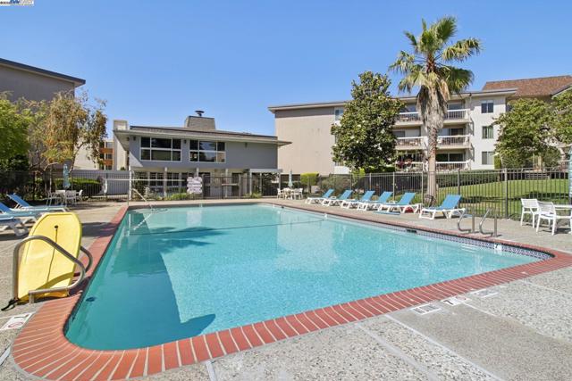 950 Shorepoint Ct, Alameda CA: https://media.crmls.org/mediaz/e7e9534c-7280-4c60-bb5c-c144cae9801b.jpg