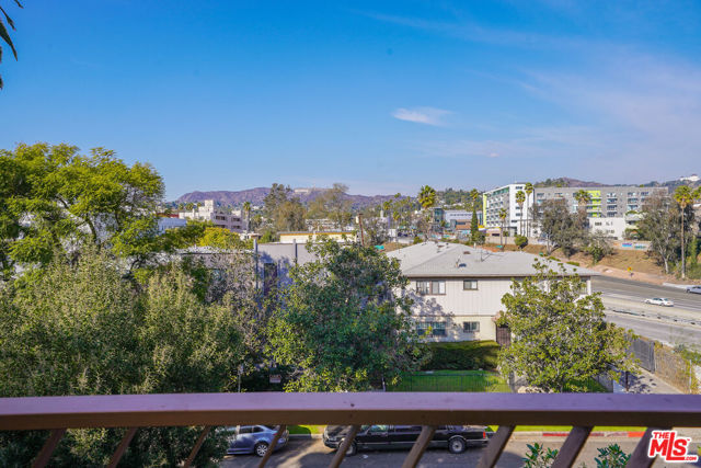 5800 Harold Way, Los Angeles CA: https://media.crmls.org/mediaz/e7e9e748-24ea-4550-aab0-767fa442673b.jpg