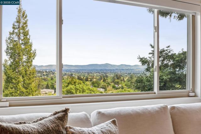 1019 Silverhill Drive, Lafayette CA: https://media.crmls.org/mediaz/e7ea35c2-5549-490e-bfb7-7d8fbc7a8db6.jpg