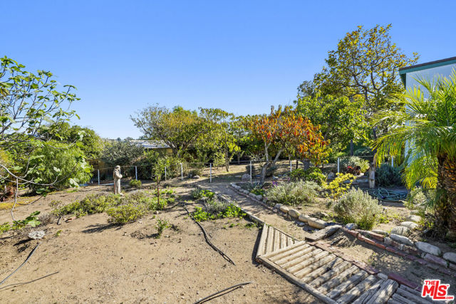 6052 Merritt Drive, Malibu CA: https://media.crmls.org/mediaz/e7ea78f2-e44d-4885-b0ee-4da332d1fca9.jpg