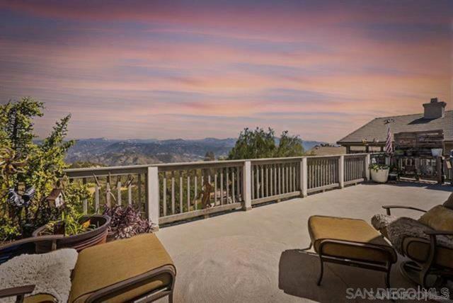 2216 Crest Dr, El Cajon CA: https://media.crmls.org/mediaz/e7ea796b-560e-4a55-b5fb-1bb92b4bc22b.jpg