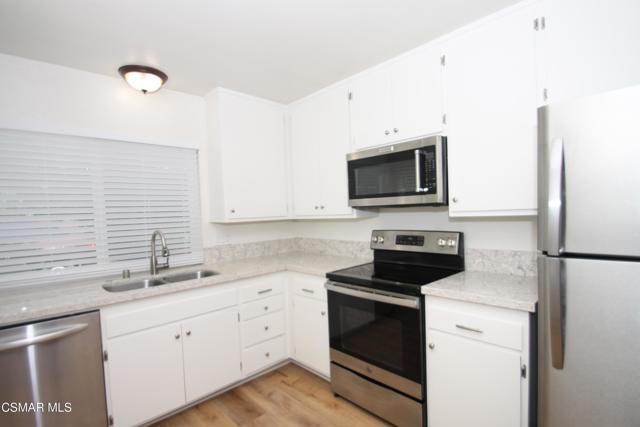 565 Serento Circle, Thousand Oaks CA: https://media.crmls.org/mediaz/e7eaabbd-ee87-4a93-b07c-98bcaa3dbd0d.jpg