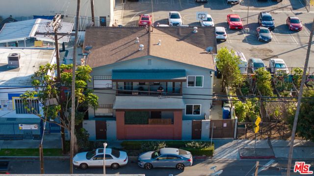 3166 San Marino Street, Los Angeles CA: https://media.crmls.org/mediaz/e7eb9212-1048-4b89-97f5-4e8c54962405.jpg