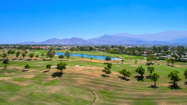 186 Running Springs Drive, Palm Desert CA: https://media.crmls.org/mediaz/e7ebb656-43c0-4af0-8875-6f5711b81003.jpg