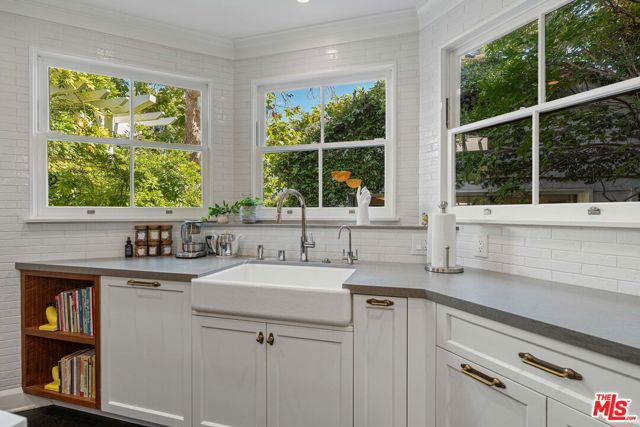 233 S Saltair Avenue, Los Angeles CA: https://media.crmls.org/mediaz/e7ec30a5-7225-4fa2-b2dd-4fbd497d0a32.jpg