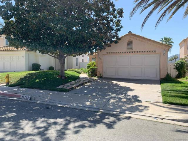 11762 Monte View Ct, El Cajon CA: https://media.crmls.org/mediaz/e7ec3781-1ed1-4709-babe-5e3b067b6753.jpg