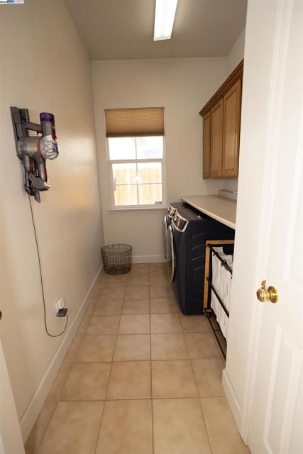 5090 Archcrest Way, Sacramento CA: https://media.crmls.org/mediaz/e7ed0125-c247-4c64-9c56-24bbe82f7b07.jpg