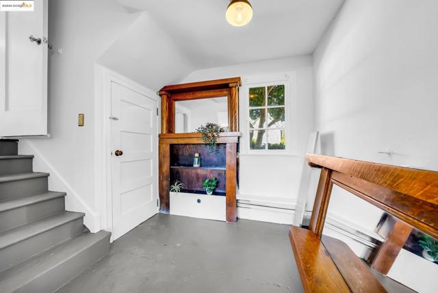 5605 Picardy Dr, Oakland CA: https://media.crmls.org/mediaz/e7eddd2c-5386-40eb-86ef-d78a07894018.jpg