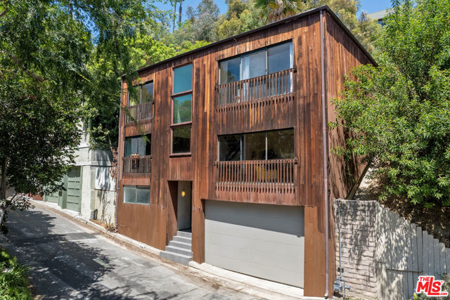 2174 Alcyona Drive, Los Angeles CA: https://media.crmls.org/mediaz/e7ede18e-dbb1-4f2b-8966-569a17c35f11.jpg