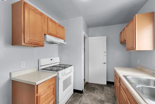 378 Park St, San Leandro CA: https://media.crmls.org/mediaz/e7eeb4ca-783b-4887-8e04-10c737a760f6.jpg
