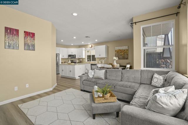 1162 Waverly Cir, Hercules CA: https://media.crmls.org/mediaz/e7ef1dca-d54b-45c9-bd1a-6b029c592811.jpg