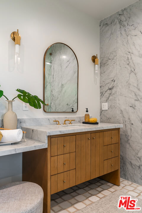 3076 Glenhurst Avenue, Los Angeles CA: https://media.crmls.org/mediaz/e7ef5e23-8f5d-476a-9afa-b141ac1538cc.jpg