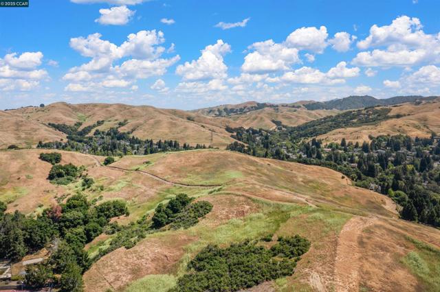 59 Shuey Dr, Moraga CA: https://media.crmls.org/mediaz/e7efb335-34ce-4f0d-ae51-cc9754feb7d6.jpg