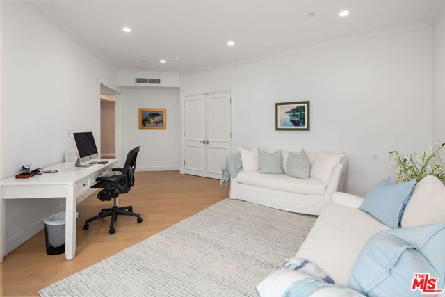 300 N Swall Drive, Beverly Hills CA: https://media.crmls.org/mediaz/e7f09611-bd9e-45bc-814b-7d989ac40452.jpg